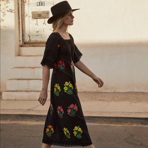 ISO!!! CD Simone Dress in Nior Embroidery or Cream, XL
Plz tag me if you see one
